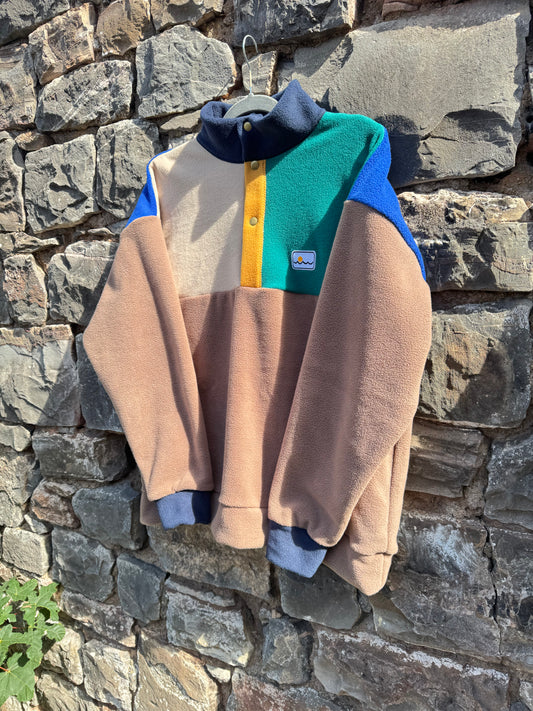 Medium , Adult fleece with buttons