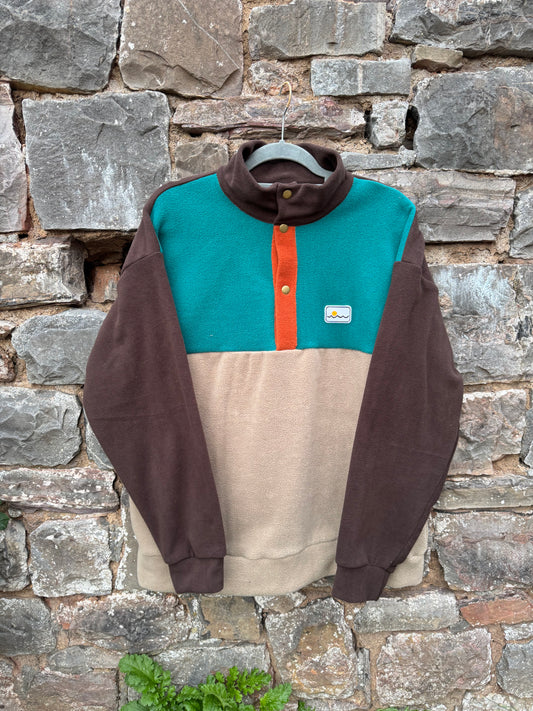 Medium , Adult fleece with buttons